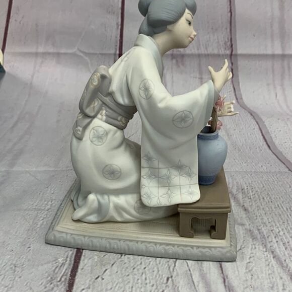 VTG Lladro Geisha Girl Arranging Flowers #4840 Matte Porcelain Figurine 7.75 - Picture 12 of 13